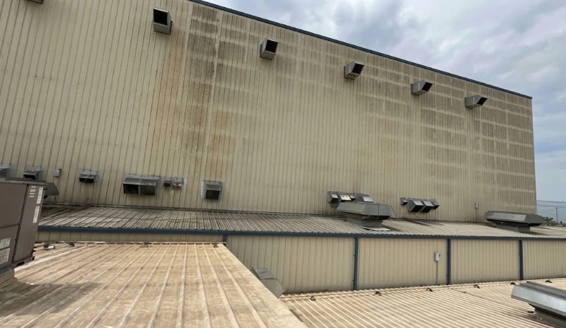 Grime Removal From a Commercial Building Wall in Plant City, Florida Commercial building exterior before cleaning